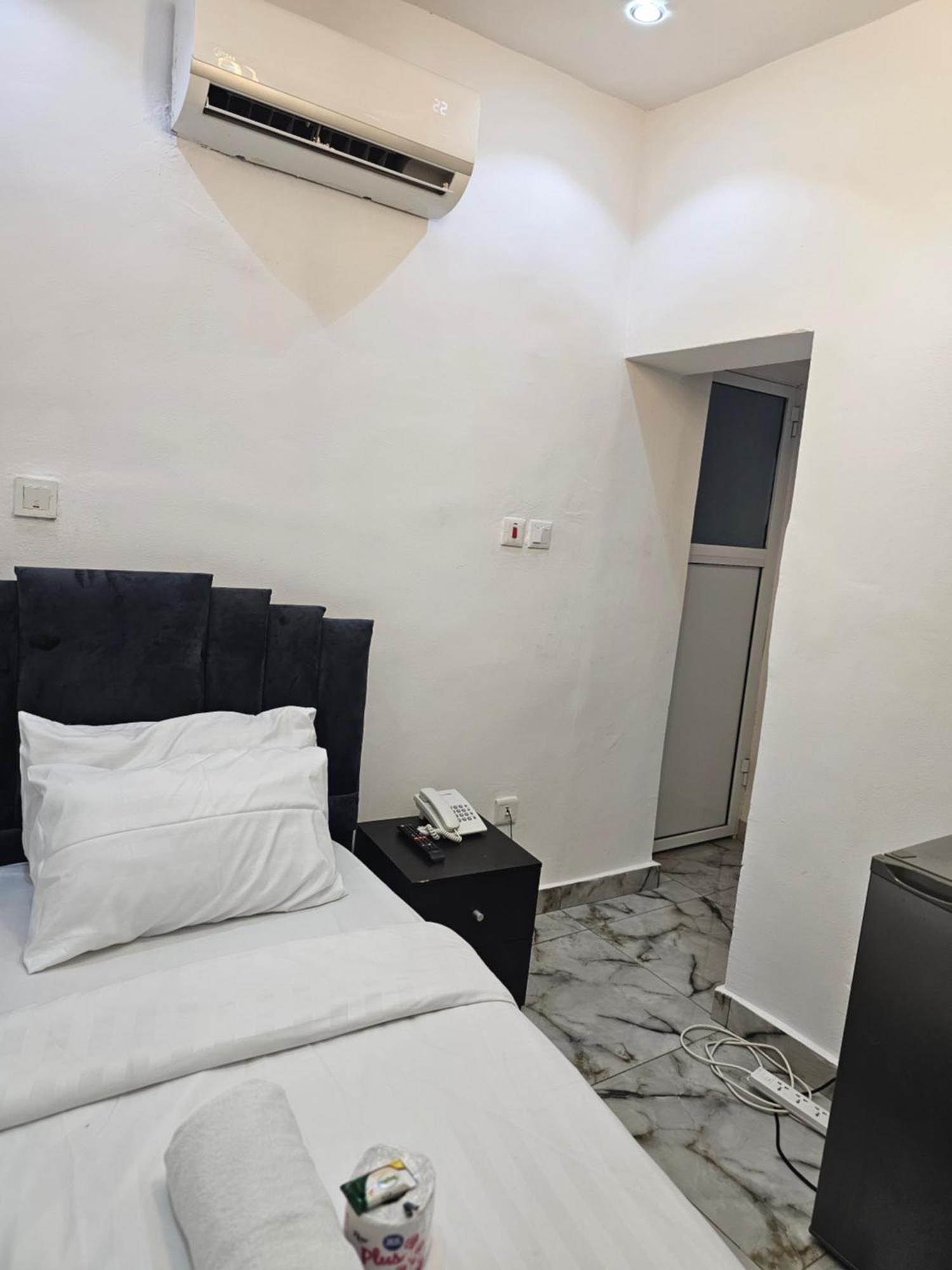 Vhs Vinchee Suites Lagos Luaran gambar