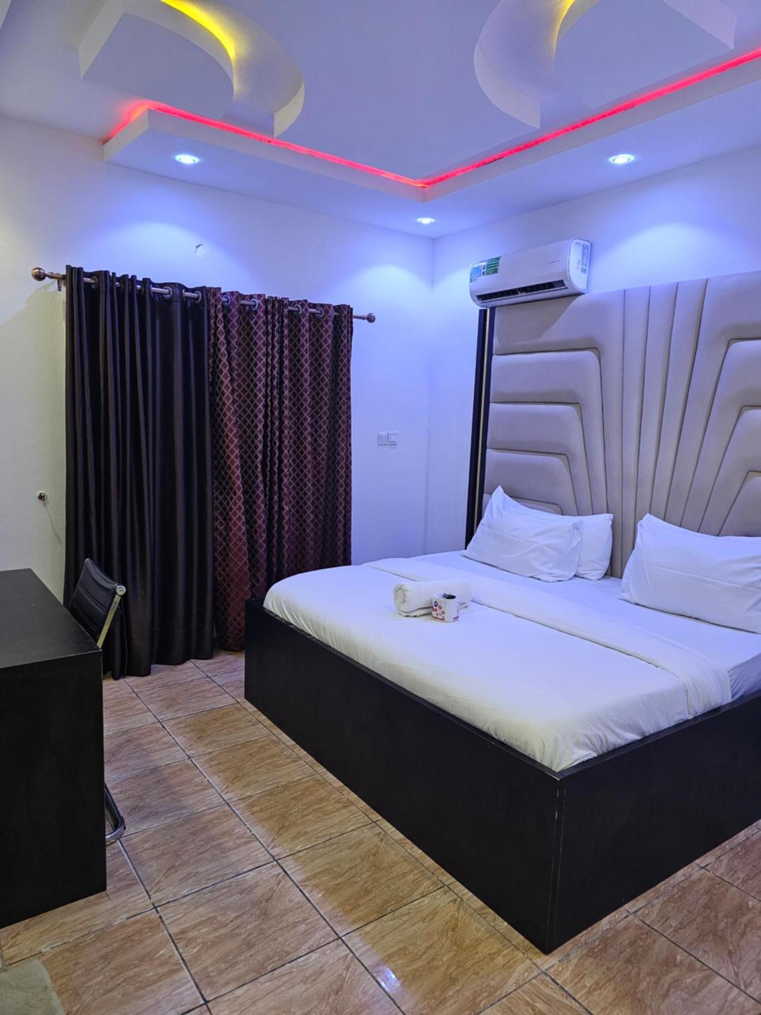 Vhs Vinchee Suites Lagos Luaran gambar